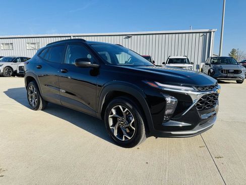 Used 2025 Chevrolet Trax LT w/ LT Convenience Package image 2