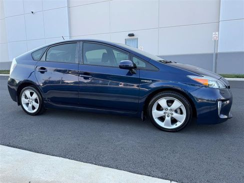 Used 2015 Toyota Prius Five w/ Advanced Technology Package FWD image 19