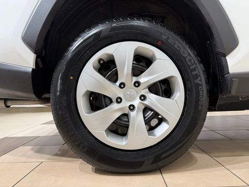 Used 2021 Toyota RAV4 LE AWD/4WD image 9