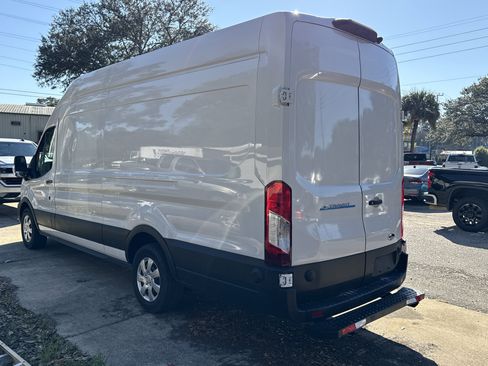 Used 2022 Ford E-Transit 148 High Roof Extended image 3