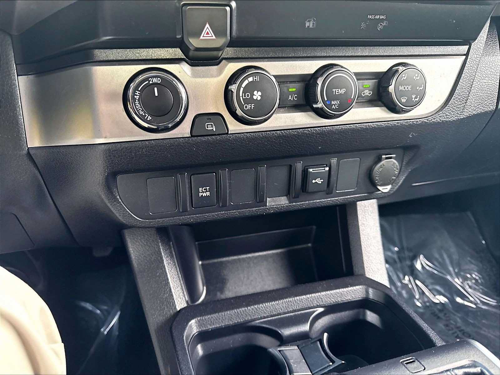 Used 2022 Toyota Tacoma SR5 AWD/4WD image 32