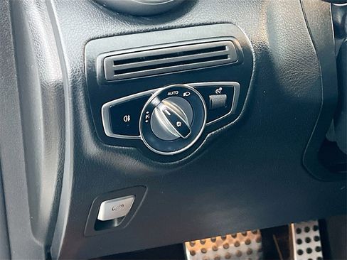 Used 2021 Mercedes-Benz GLC 300 4MATIC image 10