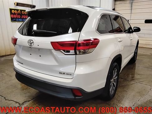 Used 2018 Toyota Highlander XLE AWD/4WD image 3