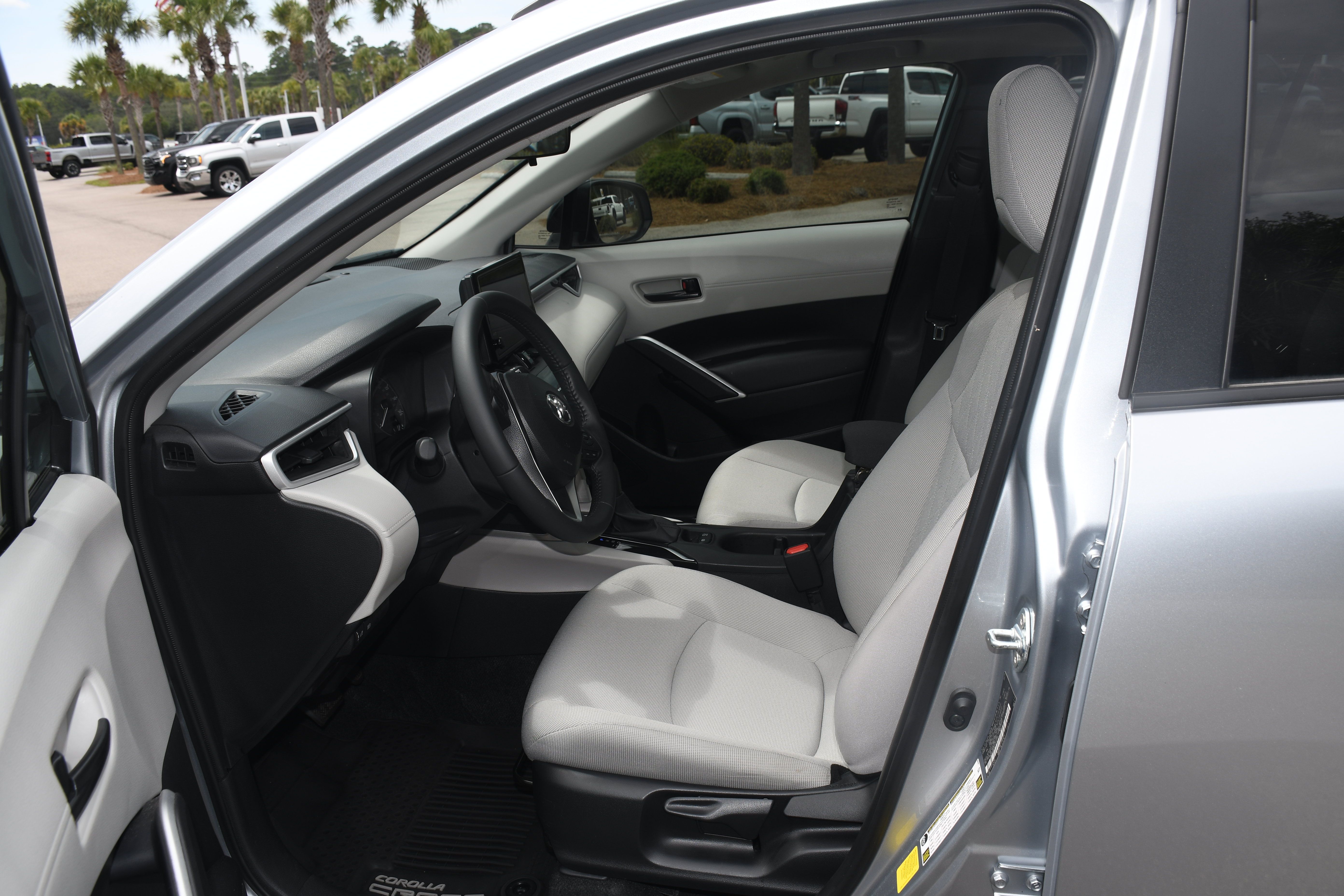 Certified 2025 Toyota Corolla Cross LE w/ Moonroof Package FWD image 8