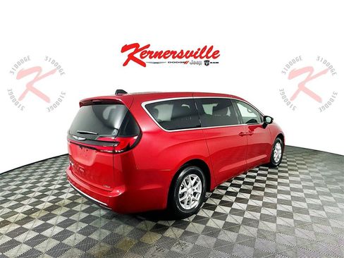 New 2026 Chrysler Pacifica Select image 7