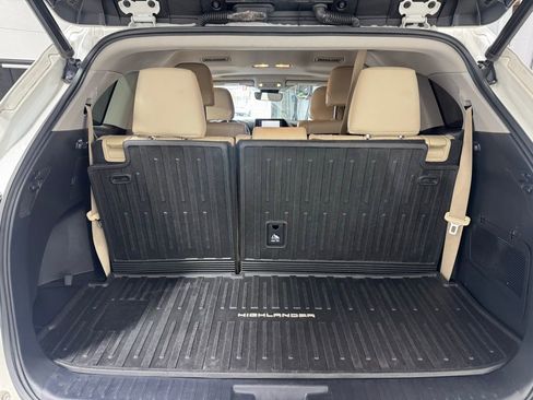 Used 2021 Toyota Highlander XLE image 9