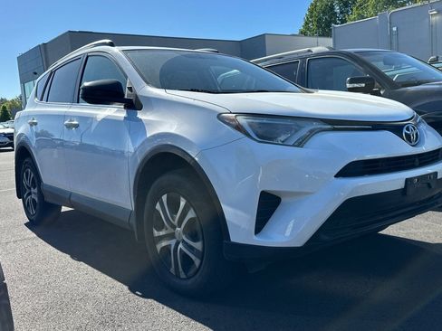 Used 2016 Toyota RAV4 LE AWD/4WD image 2