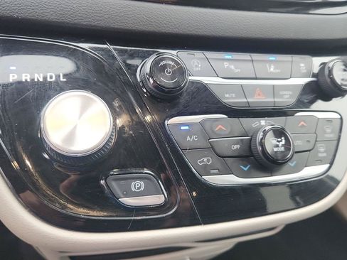 Used 2024 Chrysler Pacifica Touring-L FWD image 17