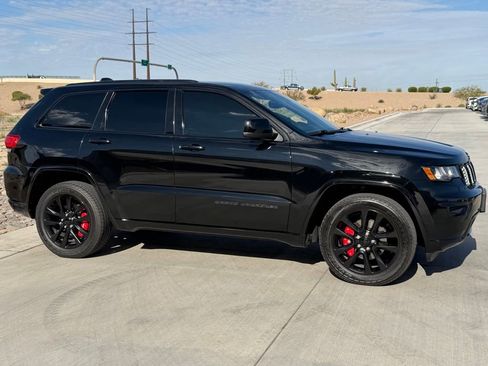 Used 2017 Jeep Grand Cherokee Altitude image 3