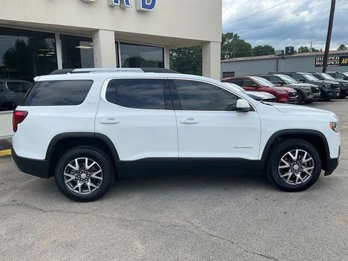 Used 2023 GMC Acadia SLT w/ Technology Package FWD image 3