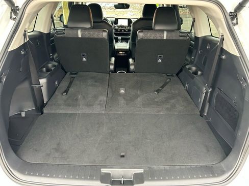 Used 2025 Toyota Highlander XLE image 27