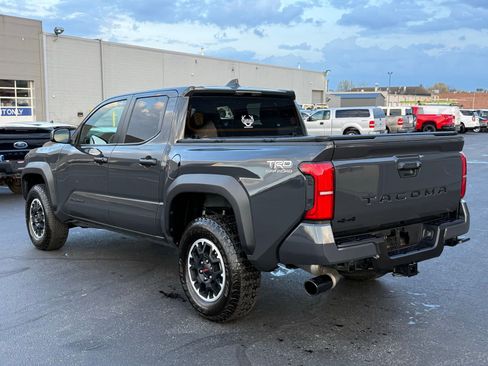Used 2025 Toyota Tacoma TRD Off-Road AWD/4WD image 5