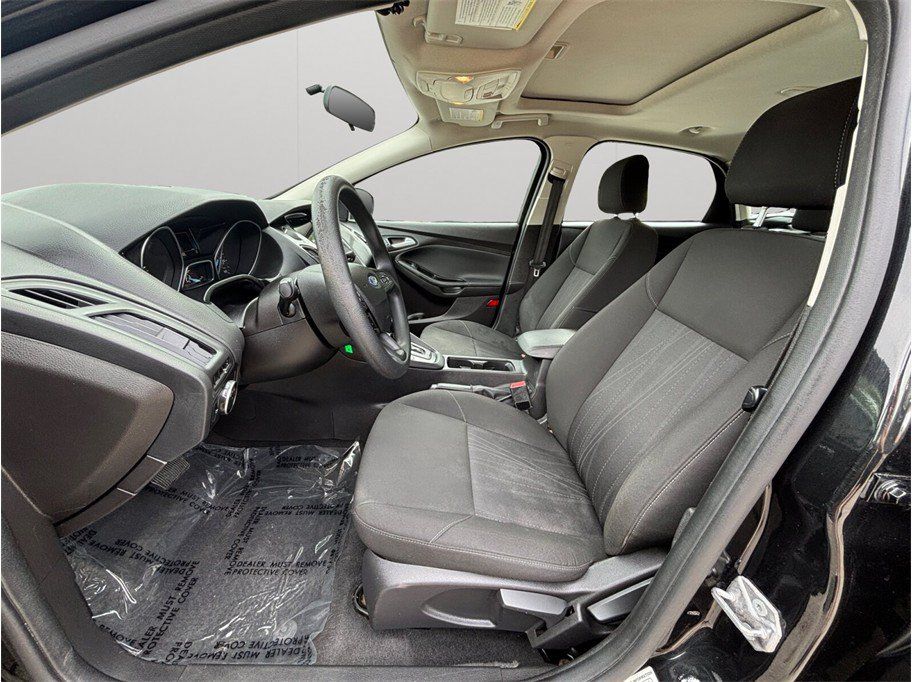 Used 2015 Ford Focus SE FWD image 2