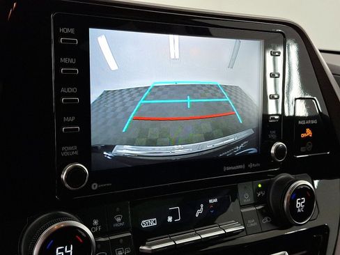 Used 2022 Toyota Highlander LE AWD/4WD image 7