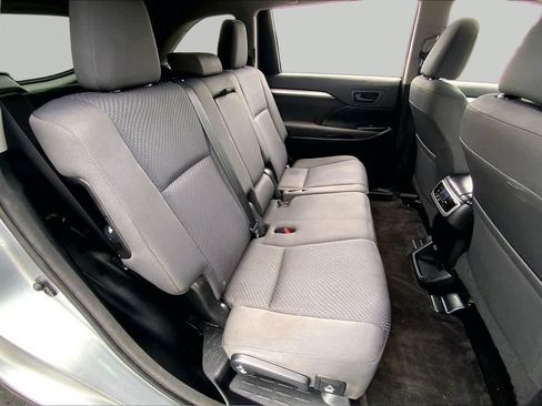 Used 2016 Toyota Highlander LE FWD image 19
