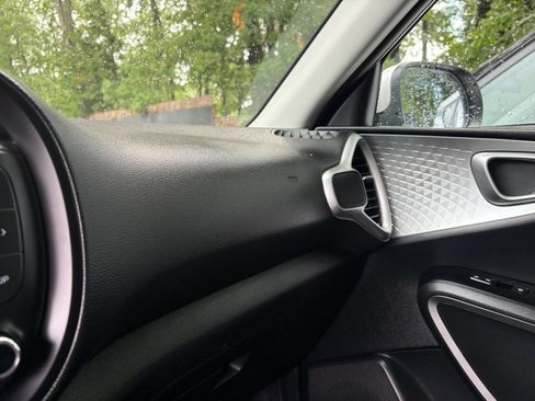 Used 2025 Kia Soul LX w/ LX Technology Package FWD image 33