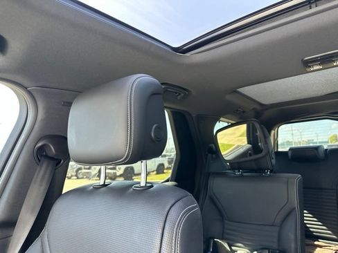 Used 2024 Land Rover Discovery Dynamic SE AWD/4WD image 8