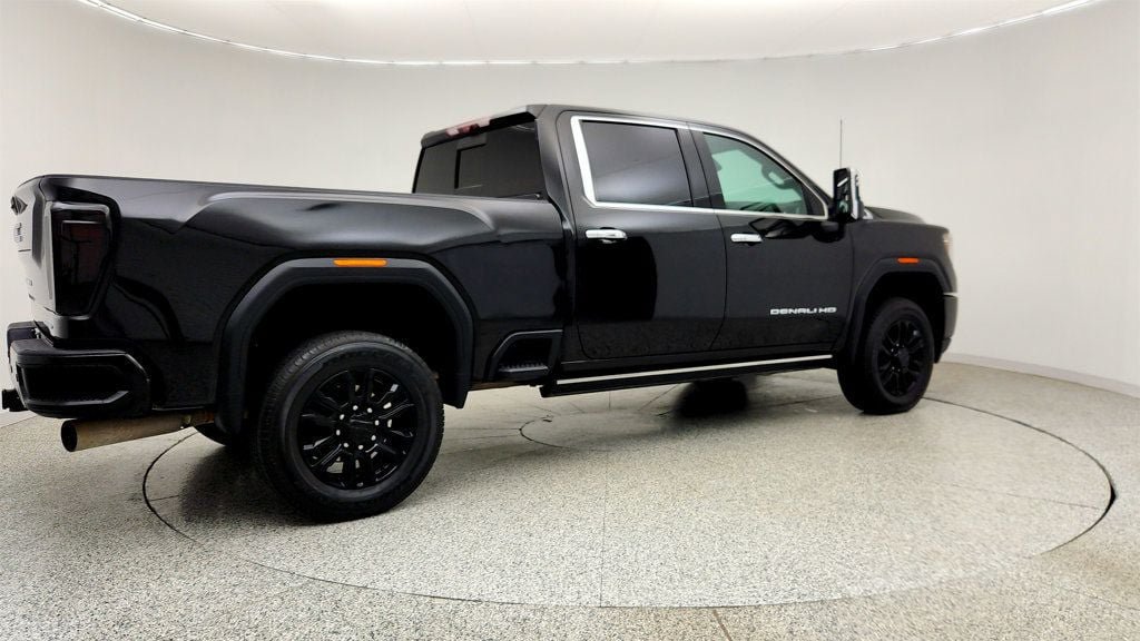 Used 2022 GMC Sierra 2500 Denali w/ Denali Black Diamond Edition AWD/4WD image 5