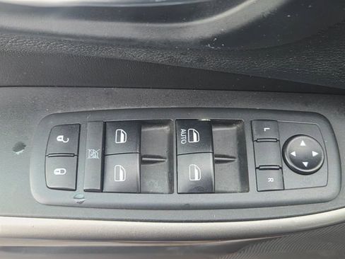 Used 2019 Jeep Cherokee Latitude w/ Cold Weather Group AWD/4WD image 23