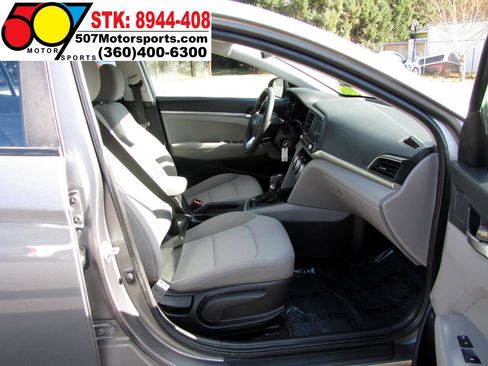 Used 2019 Hyundai Elantra SE image 18