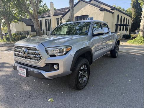 Used 2017 Toyota Tacoma TRD Off-Road w/ Tow Package AWD/4WD image 3