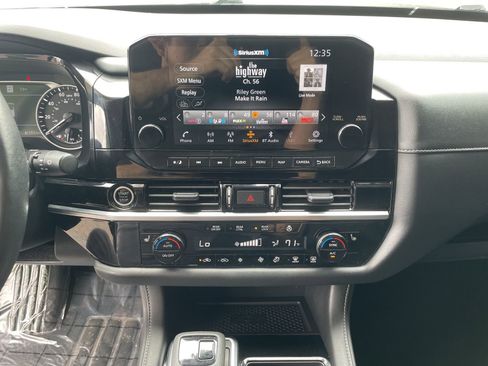 Used 2023 Nissan Pathfinder SL w/ Lighting Package (N92) image 18