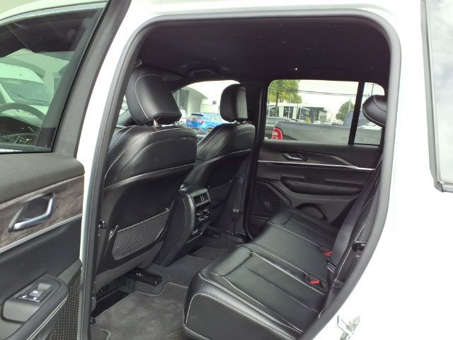 Used 2025 Jeep Grand Cherokee Limited AWD/4WD image 18