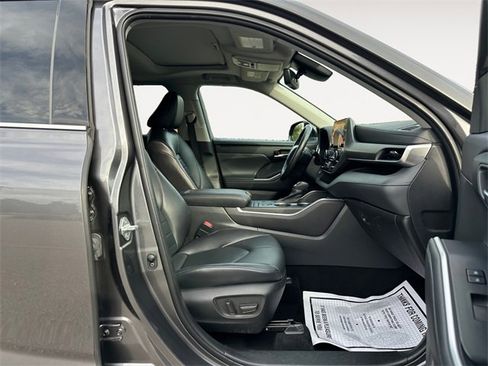 Used 2022 Toyota Highlander XLE image 15