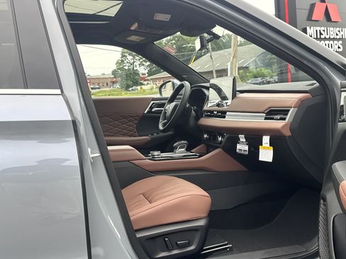 New 2026 Mitsubishi Outlander AWD image 16