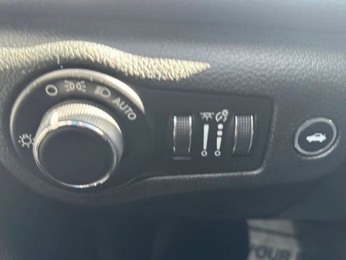 Used 2015 Chrysler 200 Limited w/ Convenience Group image 31