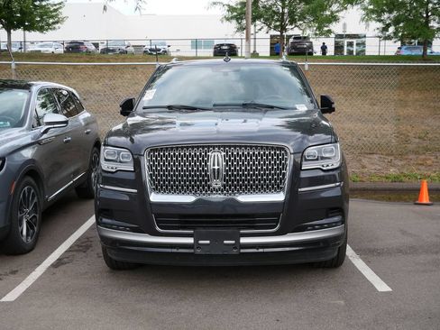 Used 2024 Lincoln Navigator Reserve AWD/4WD image 2
