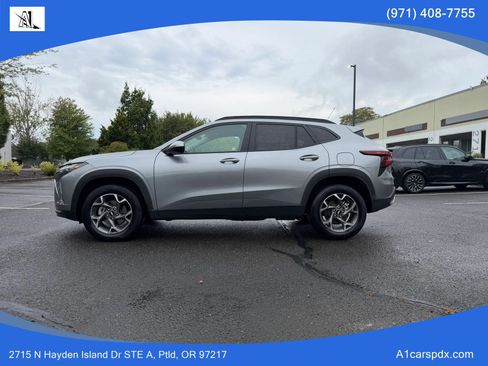 Used 2025 Chevrolet Trax LT w/ LT Convenience Package FWD image 5