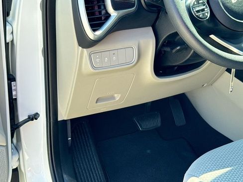 Used 2025 Kia Soul LX FWD image 17
