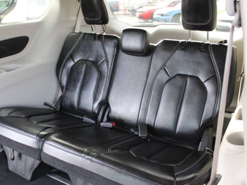 Used 2023 Chrysler Pacifica Touring-L FWD image 15