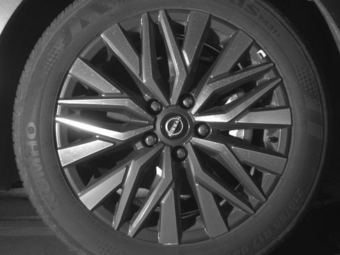 Used 2025 Nissan Altima 2.5 SV FWD image 13