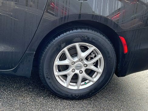 Used 2024 Chrysler Pacifica Touring-L image 12