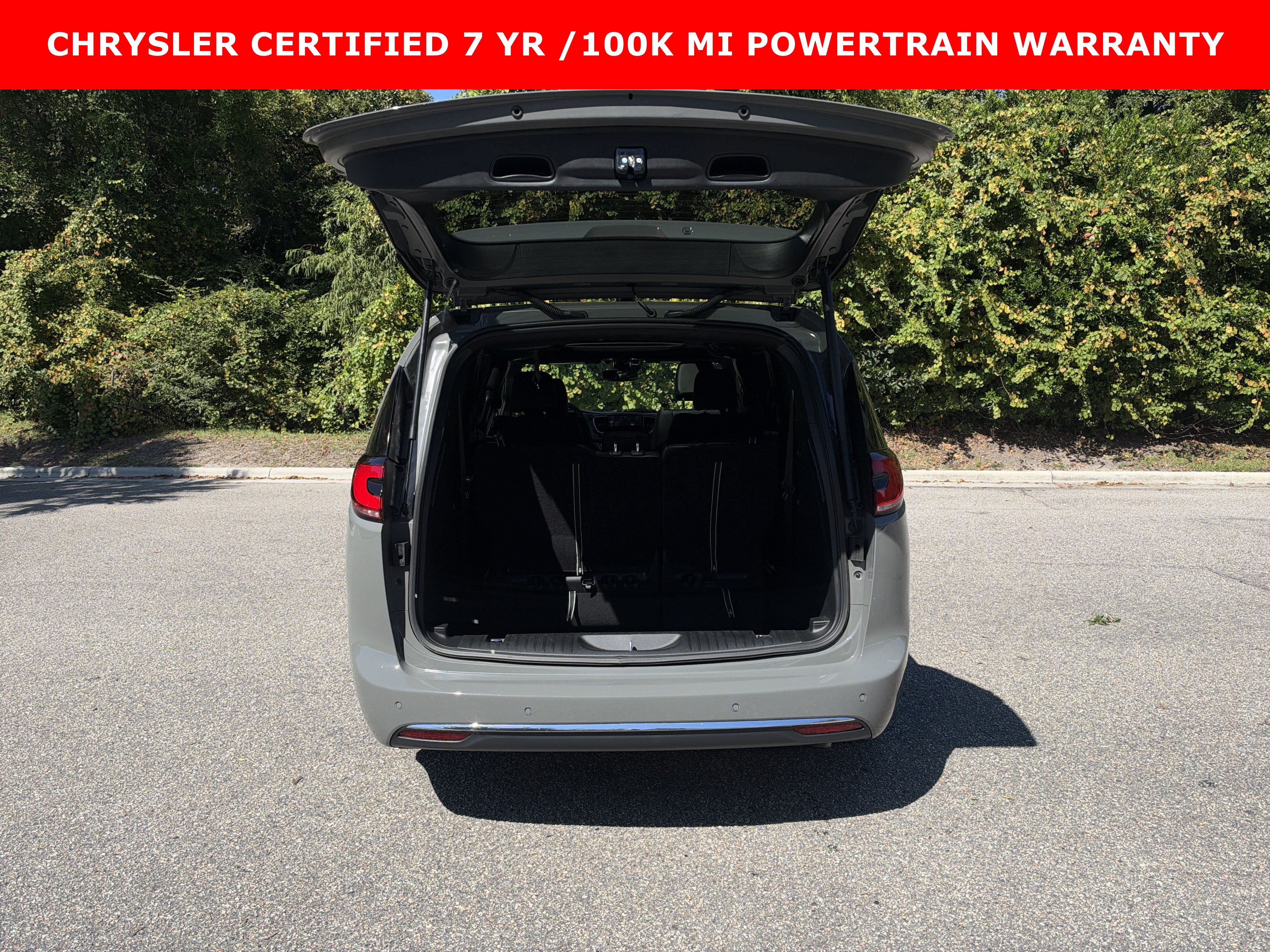 Used 2025 Chrysler Pacifica Select FWD image 31