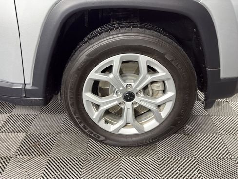 Used 2025 Jeep Compass Latitude image 13