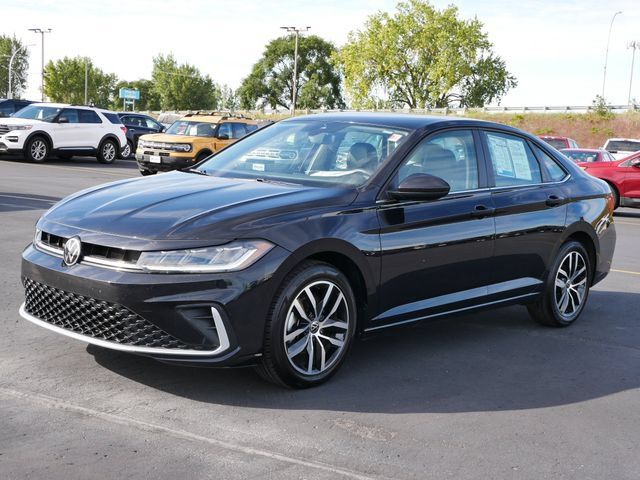 Used 2025 Volkswagen Jetta SE FWD image 2