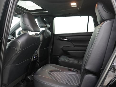 Used 2025 Toyota Highlander XSE AWD/4WD image 17