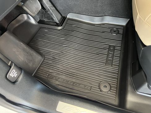 Used 2020 Ford Explorer Limited AWD/4WD image 18