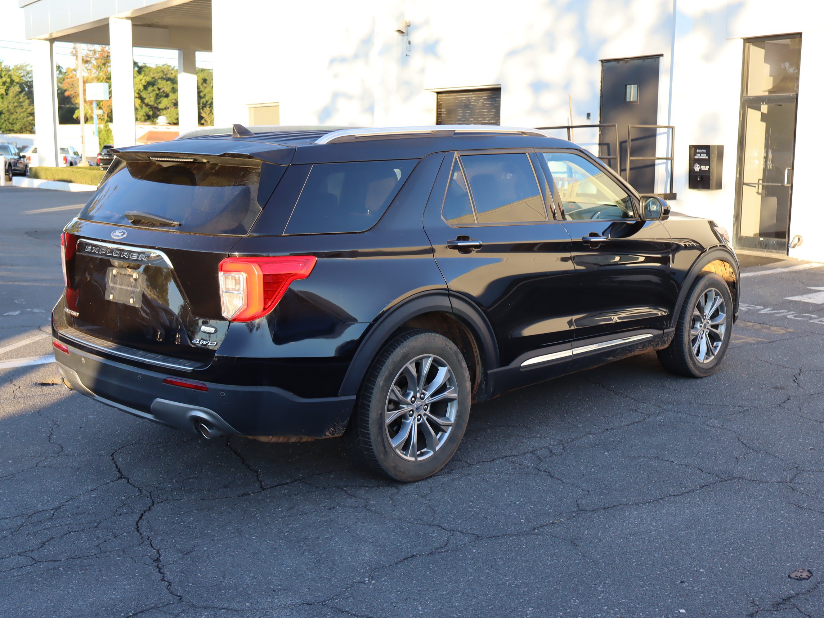 Used 2023 Ford Explorer Limited AWD/4WD image 10