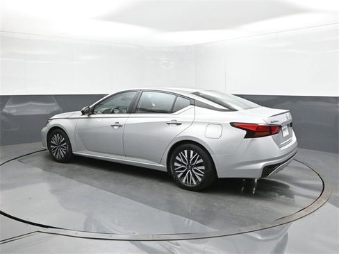 Used 2024 Nissan Altima 2.5 SV image 5