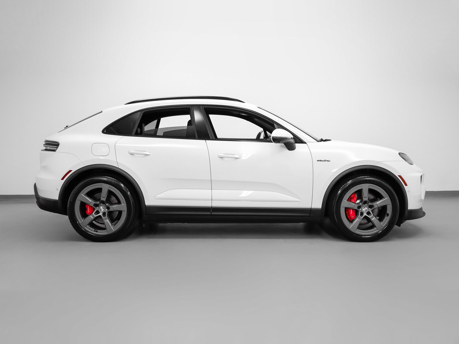 Certified 2025 Porsche Macan 4S Electric AWD/4WD image 13
