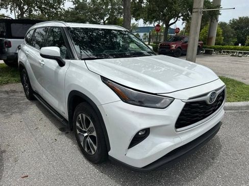 Used 2022 Toyota Highlander XLE AWD/4WD image 8