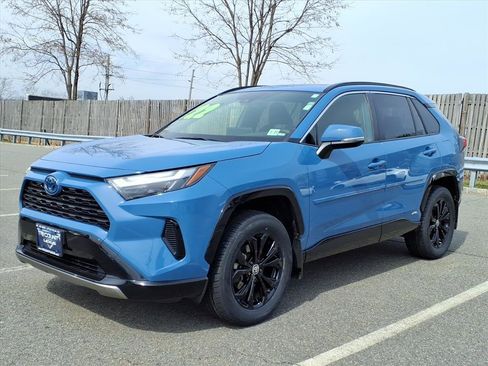Used 2022 Toyota RAV4 SE w/ Convenience Package image 3