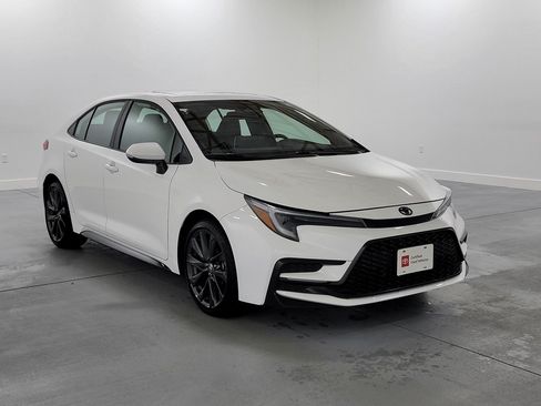 Certified 2025 Toyota Corolla SE w/ SE Premium Package FWD image 2
