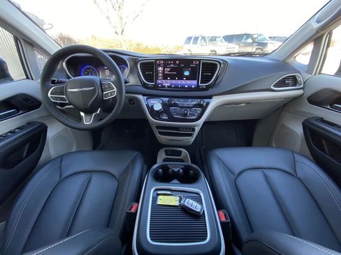 Used 2024 Chrysler Pacifica Touring-L image 13