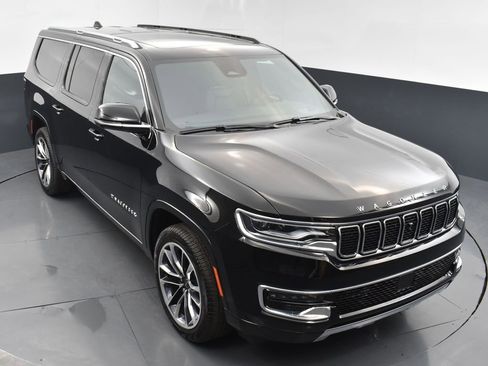 Used 2023 Jeep Wagoneer L Series III w/ Premium Group I image 16