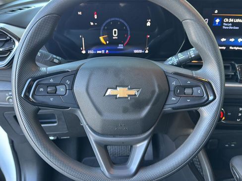 Used 2025 Chevrolet TrailBlazer LT w/ Driver Confidence Package image 17